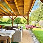 Casa vacanze Szarszo With 3 And Private Beach, Private Parking Balatonszarszo