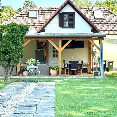 בית נופש Szarszo With 3 And Private Beach, Private Parking *