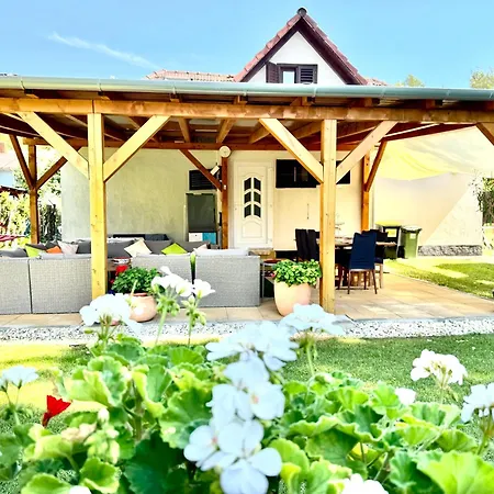 Szarszo With 3 And Private Beach, Private Parking Balatonszarszo