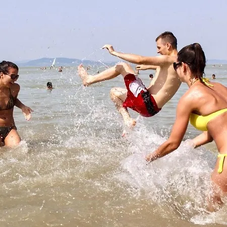 Szarszo With 3 And Private Beach, Private Parking * Balatonszarszo