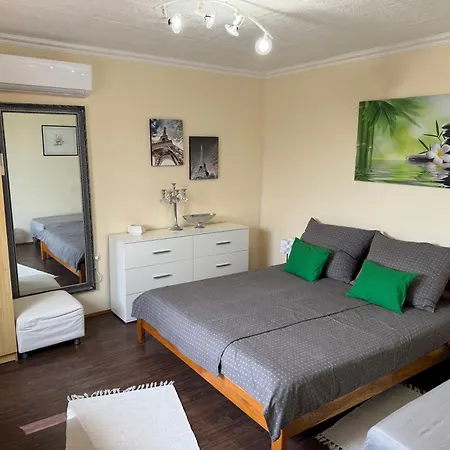 Szarszo With 3 And Private Beach, Private Parking Holiday home *